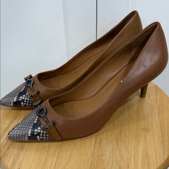 COACH LAURI POINTED-TOE-PUMPS 9.5 Tan Horse-Bit Signature turnlock hardware. - Picture 3 of 11